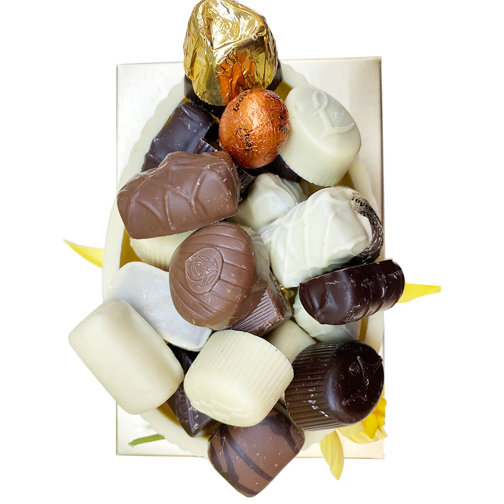 Luxury Medium White Easter Egg with 15 Chocolate - Image 4