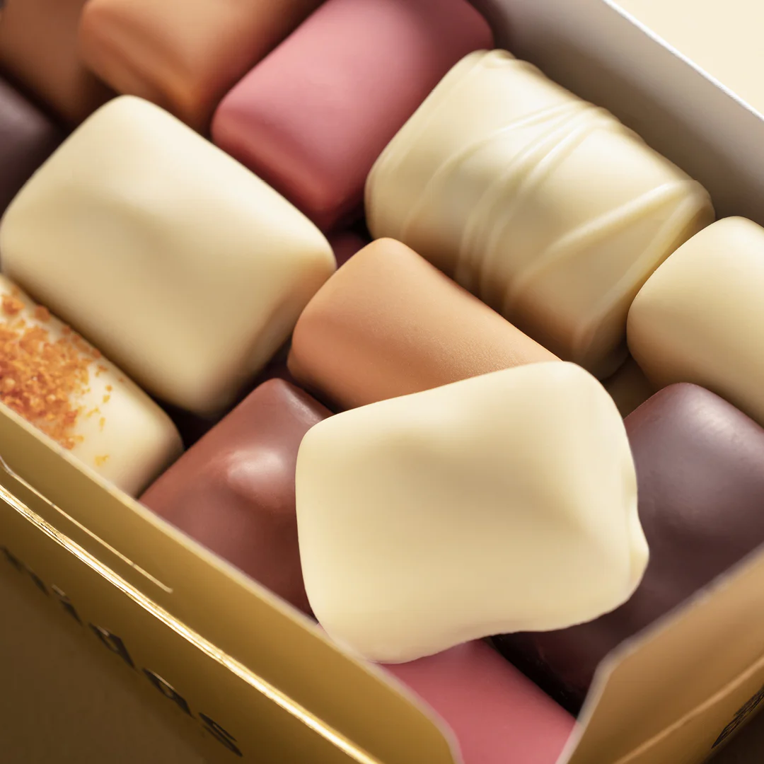 18 Full Assorted Collection of Manon Chocolates, 350g