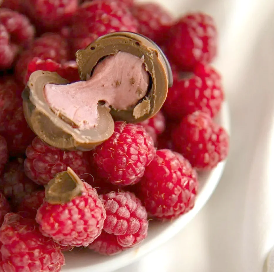 Luxury Truffle Chocolates – Raspberry, Coconut, Orange & Pistachio Taster Collection - 145g - Image 2