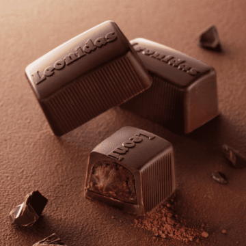 noir de noir dark leonidas chocolate cut in half